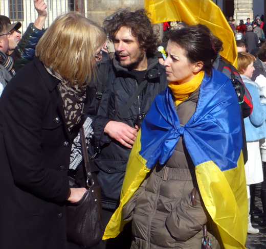 Přesto převažovali lidé zahalení v ukrajinských vlajkách.