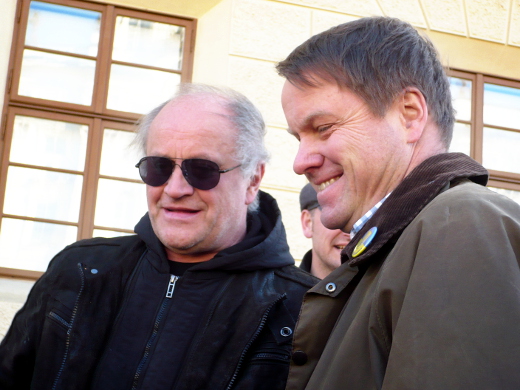 Martin Bursík (LES) s Michaelem Kocábem, bývalým ministrem za lidská práva, vyzvali v otevřeném dopise premiéra Bohuslava Sobotku (ČSSD), aby uvalil sankce na Rusko.
