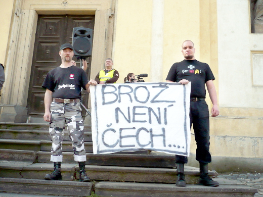 Duchcovská demonstrace byla zaměřená hlavně proti panu Brožovi z občankého sdružení Konexe, který na půl roku dopředu zabral celou jižní část města za účelem zlepšení občanského soužití majority s místními Romy.