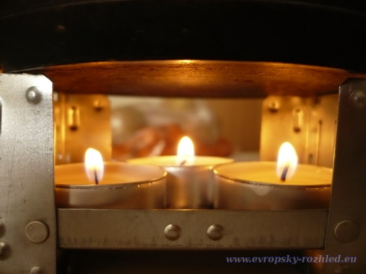 Tři svíčky položené na lihovém vařiči dokáží za 30 minut ohřát až půl litru vody.
