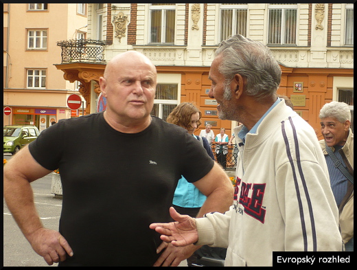 Petr Žák diskutuje s místními Romy.