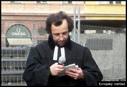 Farář Mikuláš Vymětal během bohoslužby na Staroměstském náměstí