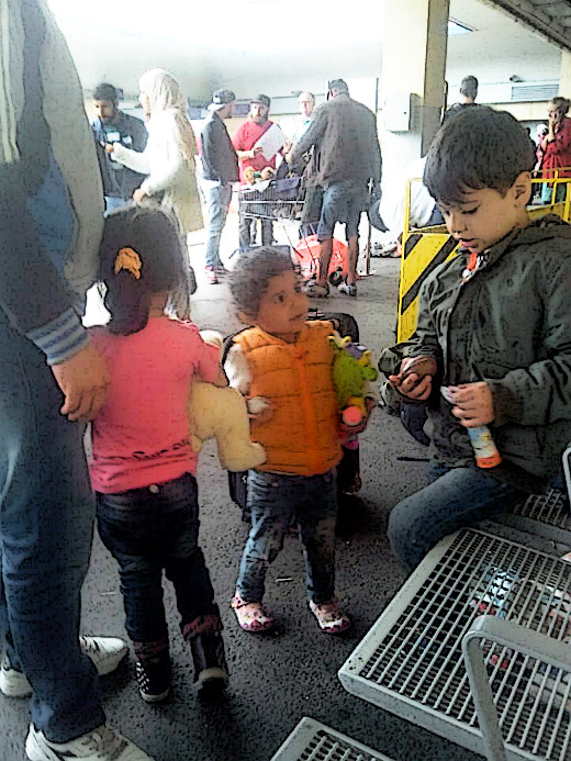 Děti čekají na nádraží ve Vídni na další spoj do Německa, 5. září 2015 - fotografii pořídil Philipp Janýr, upravil ER