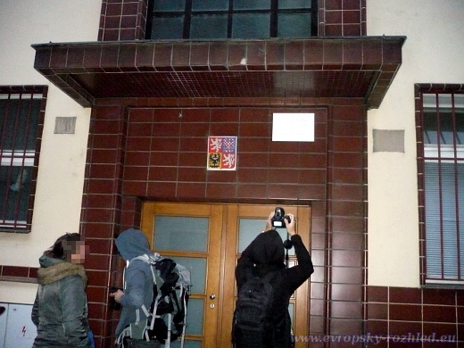 Aktivisté instalovali na budovu kriminální policie v pražské Bartolomějské ulici pamětní ceduli na romské oběti koncentračních táborů.