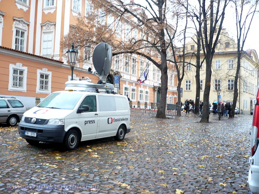 Auto České televize přistavené u francouzské ambasády v Praze.