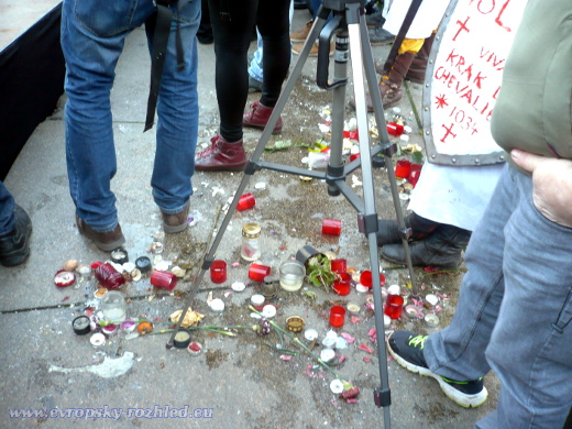 Vandalové rozkopali svíčky za oběti pařížských atentátů před sochou sv. Václava v Praze