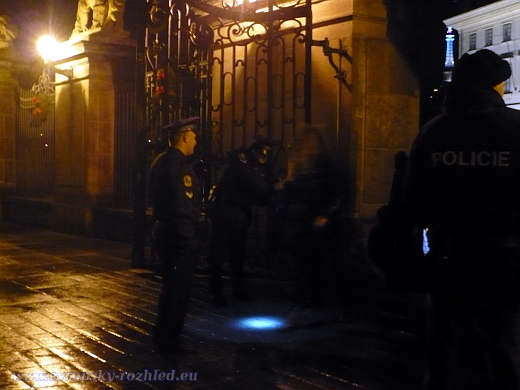 Policisté se svítilnou a detektorem kovů prohlíží baťohy a kabelky účastníků pietních shromáždění za Havla.