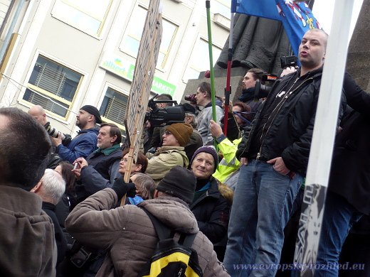 Novináři, mnozí z nich falešní, dokumentují přítomnost těžkooděnců mezi demonstranty