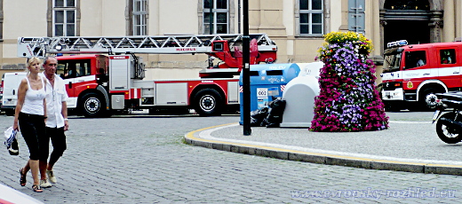 Na místo vyrazilo několik hasičských vozů. Hasiči zaparkovali na Mariánském náměstí před pražským Magistrátem, odkud došli do úzké Karlovy ulice pěšky.