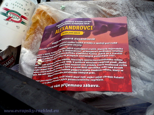 Leták s pravdou o Alexandrovcích, který jeden z účastníků hodil do kontejneru.