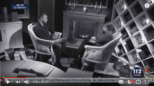 Jurij Dumanskij byl Hynkem Kmoníčkem uveden jako prostý občan ukrajinského lidu, jejichž názor nemá šanci zaznít v médiích. Jak jsme zjistili, jde o bývalého zástupce náčelníka generálního štábu ozbrojených sil Ukrajiny z dob Majdanu, který je do médií neustále zván, jak prokazují videa na YouTube.