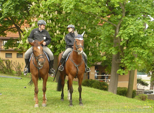 Policisté letos přijeli i na koních.
