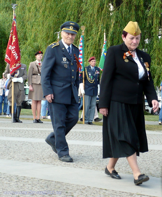 Nataša Weberová se krátce před pietním aktem zúčastnila pochodu Nesmrtelný pluk. 