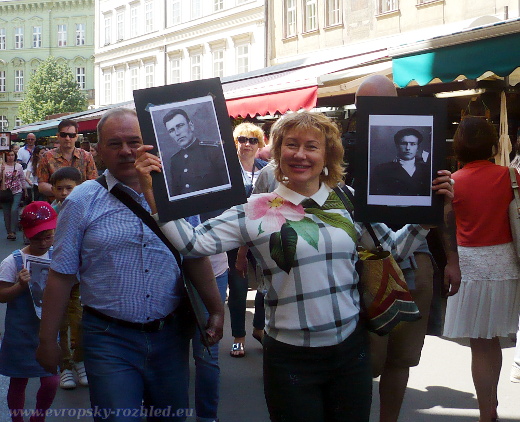 Ruska s fotografiemi sovětských vojáků padlých v druhé světové válce při osvobozování Československa.