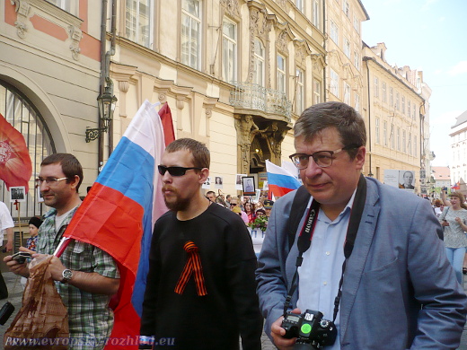 Vpravo s fotoaparátem Oleg Solodukhin z Ruského střediska vědy a kultury.