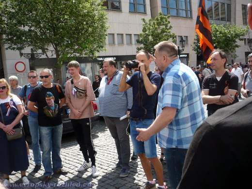 Skupina osob, která se pustila s proukrajinskými aktivisty do čilé diskuse.
