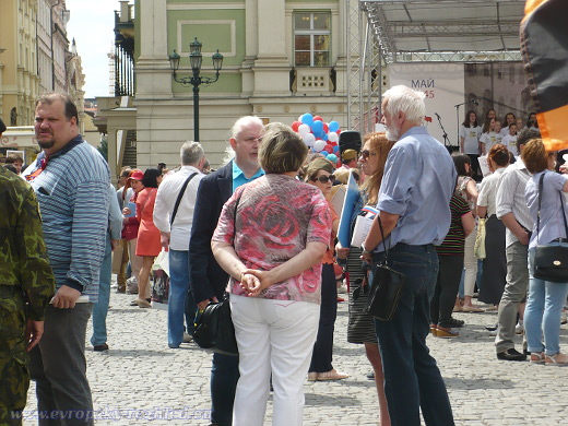 Vlevo v pruhovaném tričku Robert Vinogradov, druhý zleva Jan Šlemenda, zády Karel Růžička.