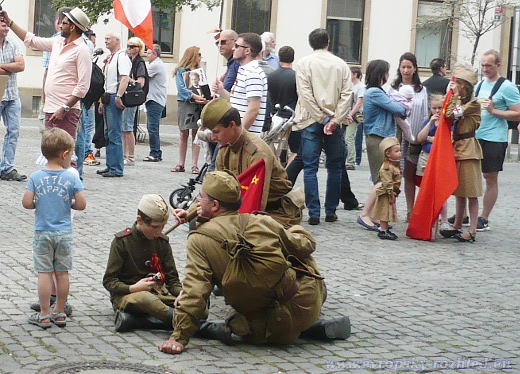 Děti v dobovém oblečení sovětských vojáků.