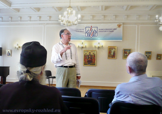 Pavel Vladimirovič Tukajev během projevu v Křišťálovém sále Ruského střediska vědy a kultury.