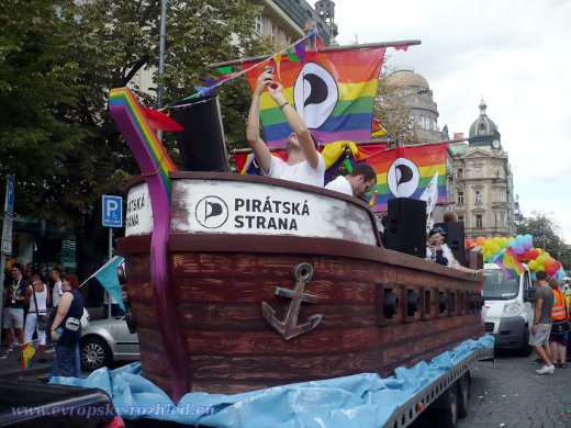 Podle Pirátů je Prague Pride o svobodě, vzájemné toleranci, respektu k odlišnostem, ale také o zábavě. Piráti práva LGBT komunity hájí i na půdě Poslanecké sněmovny. Řada pirátských poslanců stojí za návrhem novely občanského zákoníku, která ma gayům a lesbám umožnit uzavírat manželství.