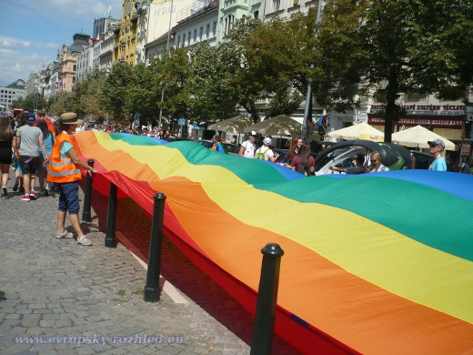 Nepřehlédnutelná byla 50-ti metrová duhová vlajka. Dříve se na Prague Pride zapůjčovala vlajka z USA, letos byla poprvé česká.