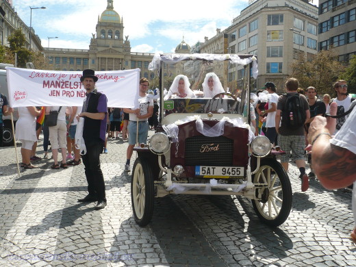 Na podporu homosexuálního manželství vyrazil do pražských ulic svatební vůz se svatebčany stejného pohlaví.