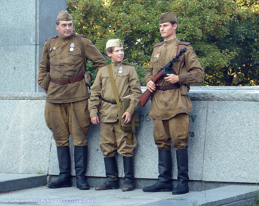 Figuranti v dobových uniformách Rudé armády.
