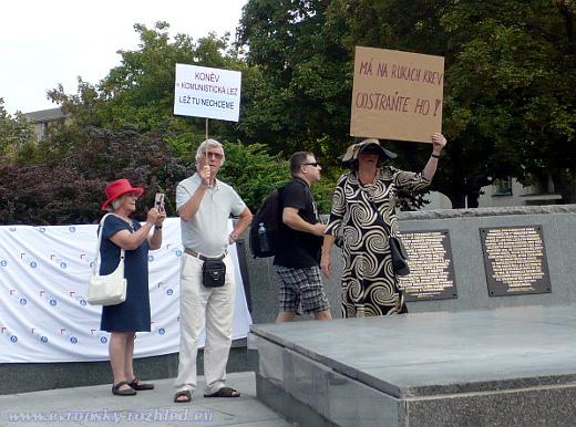 Ne každý se smířil s tím, že pomník maršála Koněva bude zachován, zastánci úplného odstranění pomníku demonstrovali před pamětními deskami.