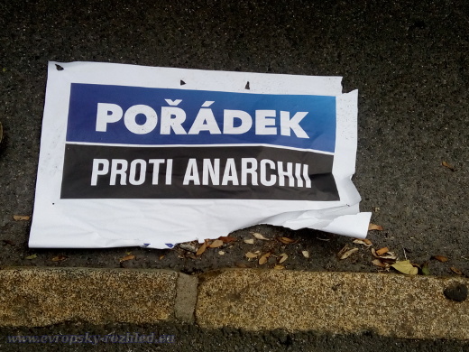 Anarchisté cestou "uklízeli" předvolební plakáty ODS.