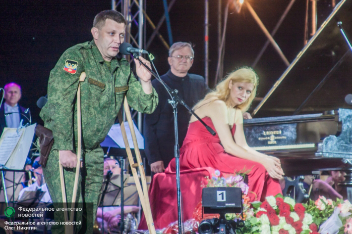 Valentina Lisitsa v Doněcku během oslav Velké vlastenecké války. Alexandr Zacharčenko jí v projevu poděkoval za její protiukrajinské názory a ona poděkovala separatistům (z nichž mnozí jsou příslušníci ruské armády), že na frontě chrání celý svět před "hnědou nákazou".