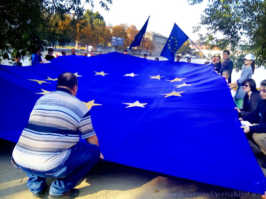 Pulse of Europe pořádali na Střeleckém ostrově v Praze shromáždění  proti nacionalismu a za sjednocenou Evropu.
