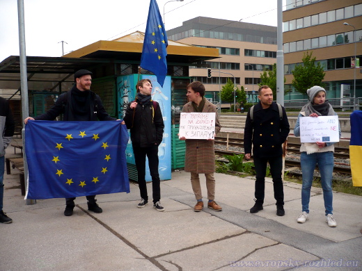 Demonstranti s vlajkami Evropské unie