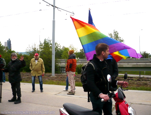 Muž s vlajkou LGBT komunity