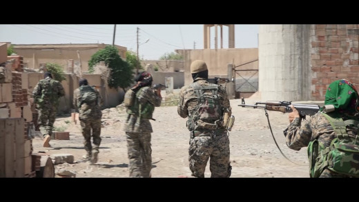 Záběr na jednotku ozbrojené radikální levice bojující v Rojavě za naplnění svých ideálů. Z filmu We Need To Take Guns.