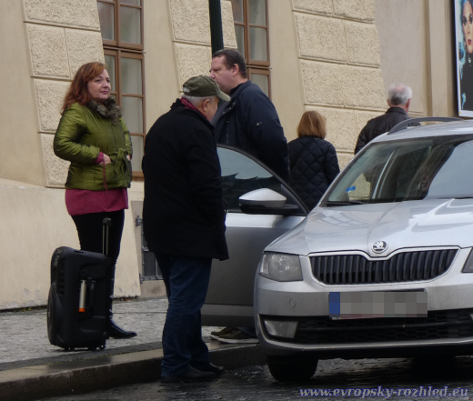 Všichni účastníci shromáždění České suverenity přijeli a odjeli v jednom autě.