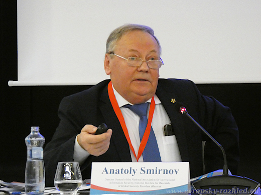 Anatoly Smirnov - profesor MGIMO, bývalý diplomat, nyní ruský odborník na kyberbezpečnost.
