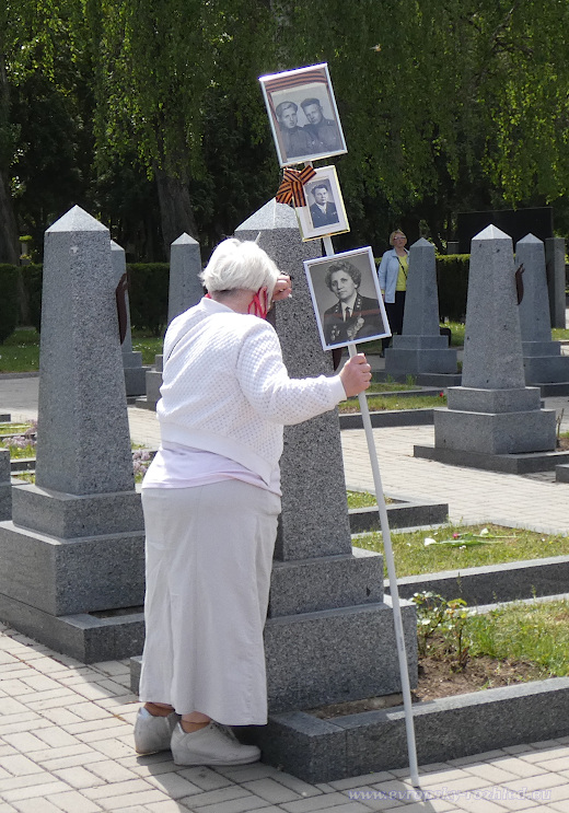 Z divadelního představení pro novináře - starší Ruska srdcervoucně pláče na náhrobním kameni, poté odchází s dobrou náladou a tváří, která není smáčená slzami.