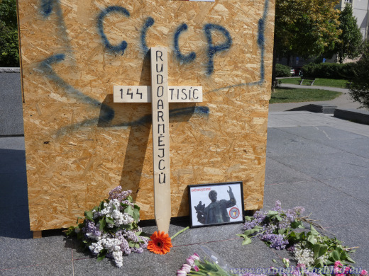 Kříž u piedestalu, kde stávala socha maršála Koněva.