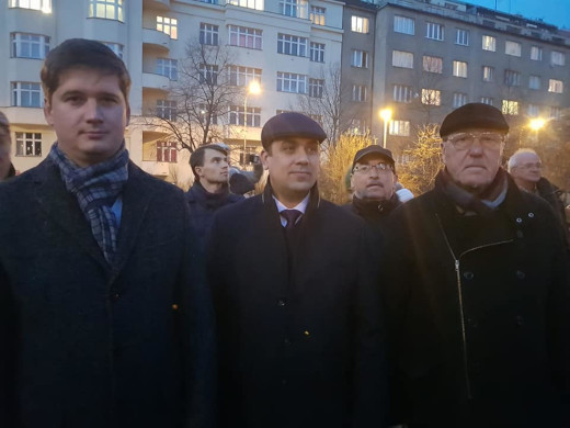 Andrej Viktorovič Končakov, Evgenij Nikolajevič Golokov a Alexandr Stepanov behem demonstrace před sochou maršála Koněva.