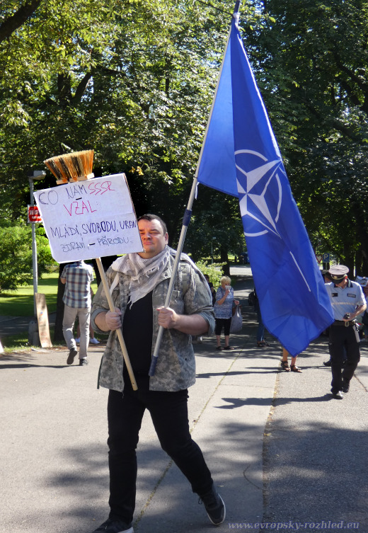Demonstrant s vlajkou NATO