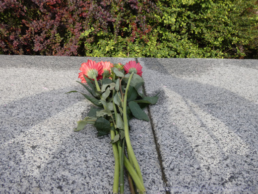 Květiny u piedestalu maršála Koněva byly brzy vyměněny za texty sprejerů.