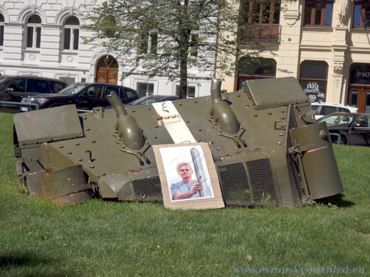 Na náměstí Kinských stával sovětský tank přetřený na růžovo umělcem Davidem Černým, nyní zde pořádal autogramiádu muž, který přetřel tank od umělce Davida Černého rozvněž na růžovo. V pozadí fotografie Víta Hassana, který řeporyjskou událost vyfotil.
