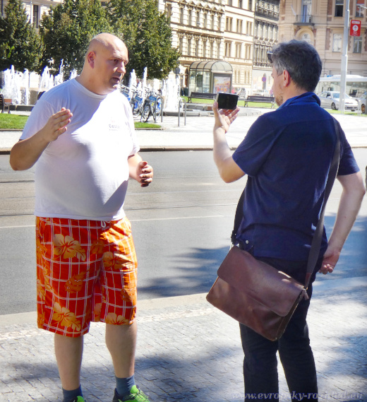 Na demonstraci přišel i zastupitel SPD pro Prahu 11 Robert Vašíček, ale držel se po celou dobu mimo dění a točil rozhovor s korespondentem Sputniku.