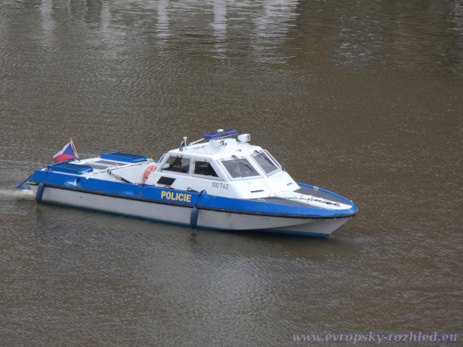 Loď poříční policie plující po Vltavě