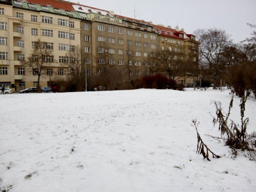 Sněhová pokrývka na místě bývalého pomníku maršála Koněva