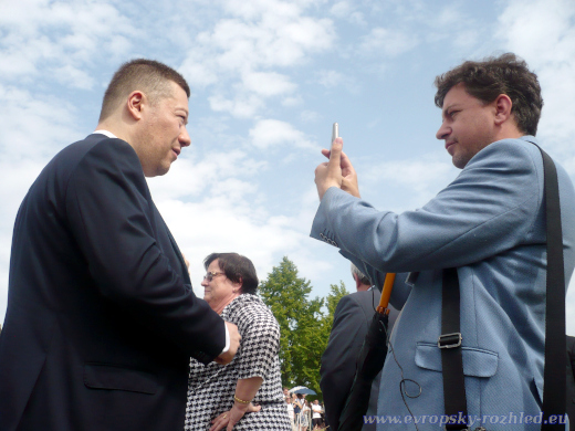 Tomio Okamura (SPD) s Vladimírem Frantou (Sputnik) v Lidicích, 15. 6. 2019