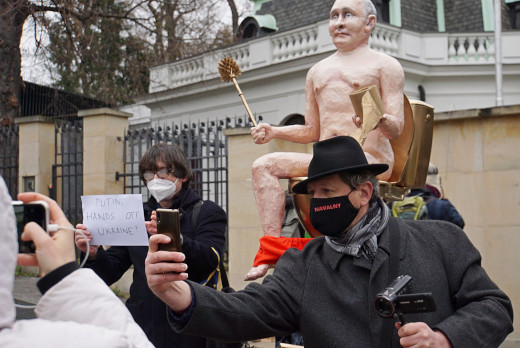 Центром инсталляции у Посольства РФ должна стать фигура обнаженного Путина, сидящего на золотом унитазе. © Tom RImpel