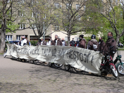 Motorkářská skupina ZZ Corps s transparentem Putinovi řiťolezci s vlky, už vám tady nestojí!