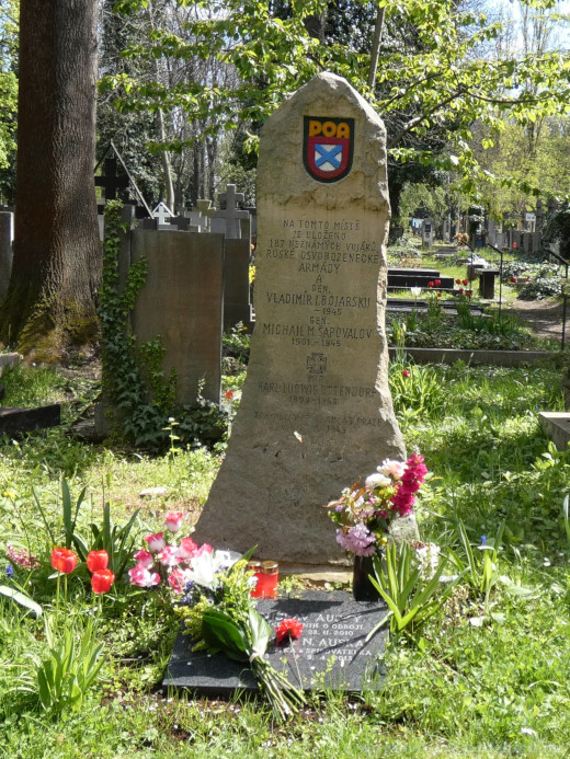 Nejprve položí květiny k hrobu vojáků Rudé osvobozenecké armády.