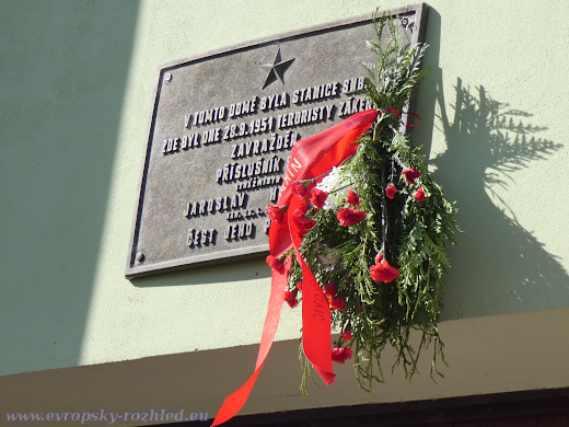Nápis na desce zní: „V tomto domě byla stanice SNB. Zde byl dne 28. 9. 1951 teroristy zákeřně zavražděn příslušník SNB strážmistr Jaroslav Honzátko nar. 24. 4. 1923. Čest jeho památce.“